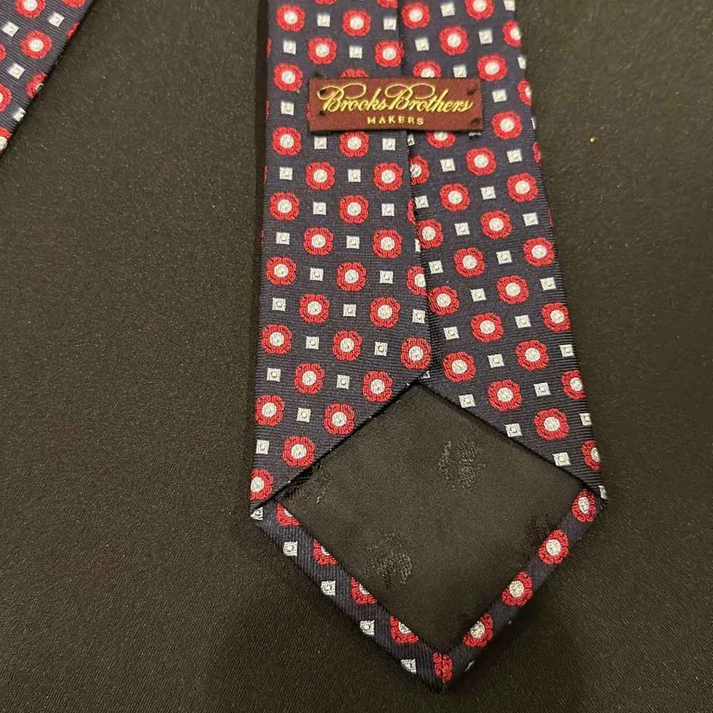 BROOKS BROTHERS BOYS PATTERNED NAVY, RED & YELLOW SILK NECKTIE